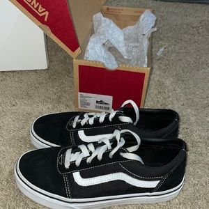 Vans “Old Skool” shoes. Color: Black/White :Size Youth 4.5